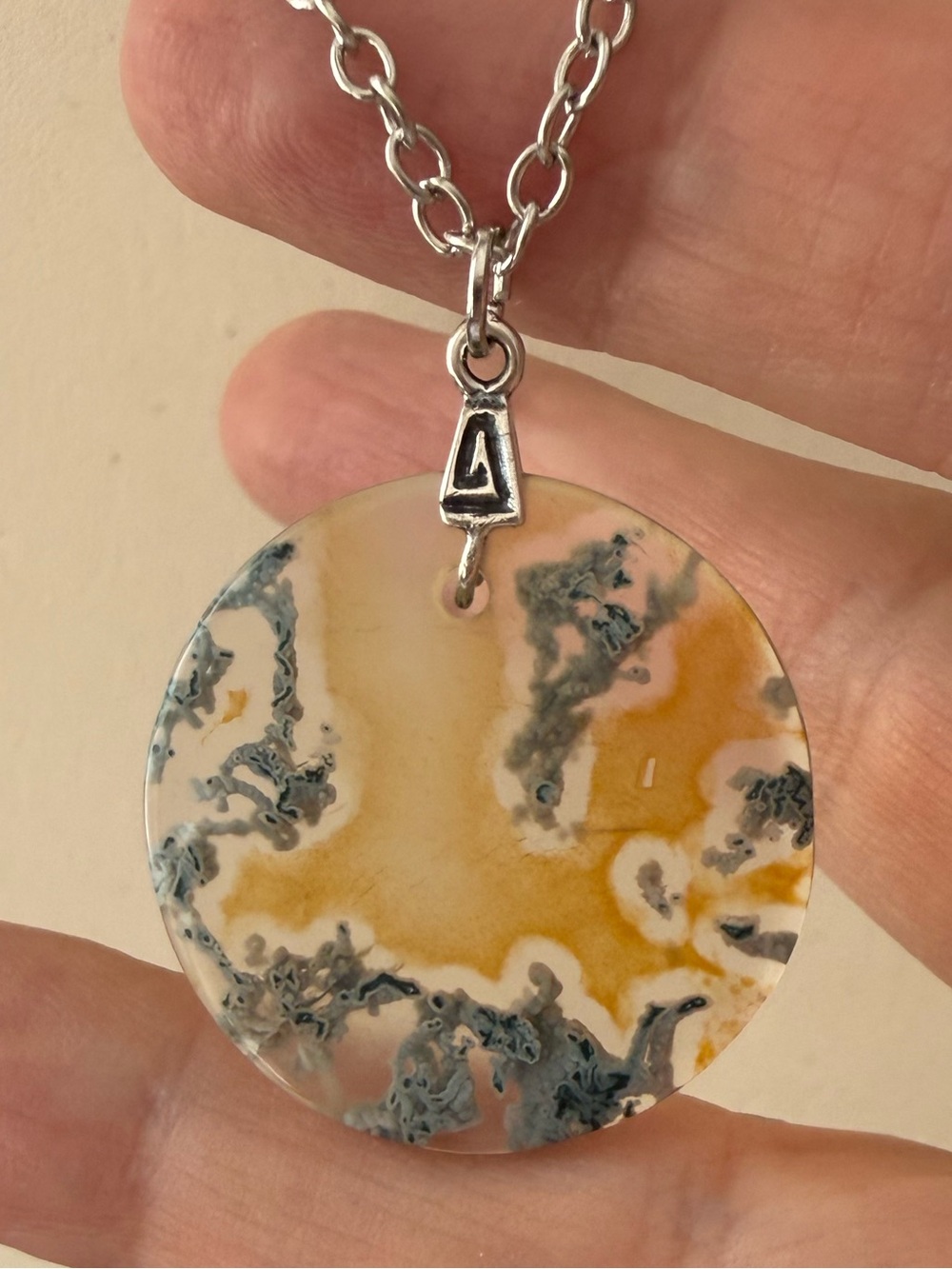 Natural dendritic moss agate pendant & silver tone 18 inch chain